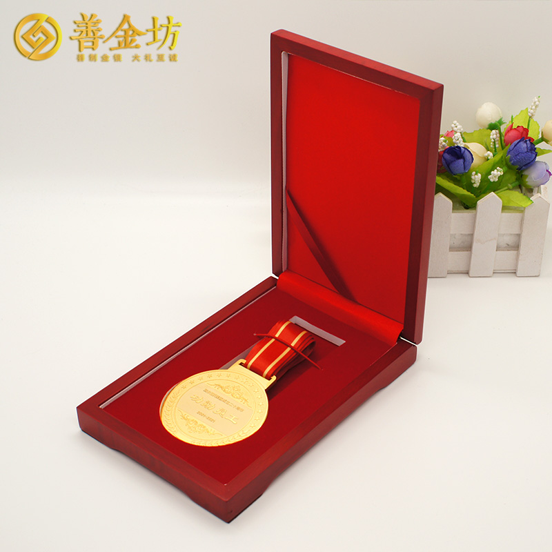 河南新鄉(xiāng)王氏員工獎?wù)耞 獎牌制作 紀(jì)念章制作 定做紀(jì)念章 獎?wù)轮谱? width=
