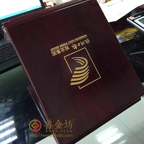 浙江杭州某報(bào)定制金銀銅勛章_制作徽章 制作金幣 定做金幣 定做銀幣 獎(jiǎng)?wù)轮谱?紀(jì)念幣定制 金幣制作 徽章制作 周年慶典