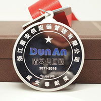 浙江杭州盾安50克銀質(zhì)獎(jiǎng)?wù)耞 紀(jì)念章制作 獎(jiǎng)?wù)轮谱?銀章制作 員工福利