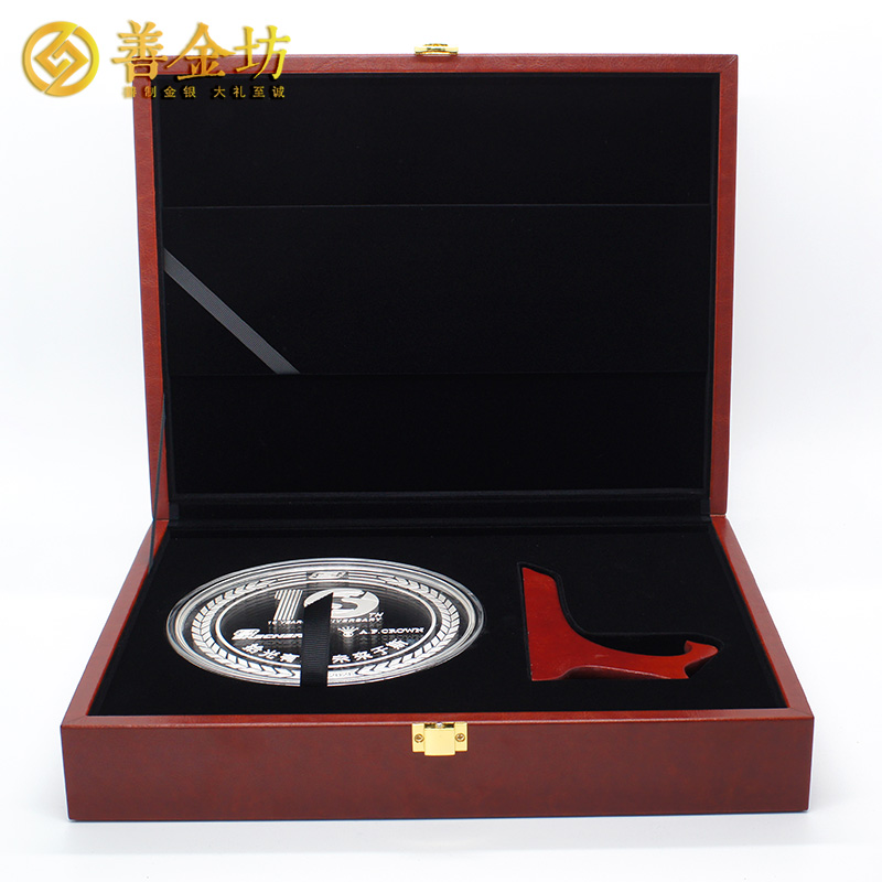 上海某公司定制銀質(zhì)紀(jì)念章500克_ 紀(jì)念章制作 定做紀(jì)念章 定制獎(jiǎng)?wù)?定制紀(jì)念章 定制銀章 十周年 150mm